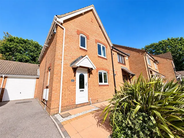 Doulton Gardens, Whitecliff, BH14, photo 1