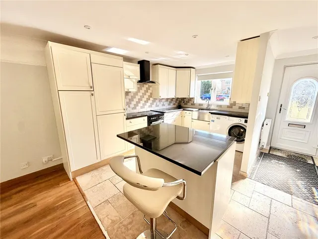 Doulton Gardens, Whitecliff, BH14, photo 2