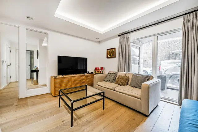 Photo 2 — 1 Landau Apartments, 72 Farm Lane, London