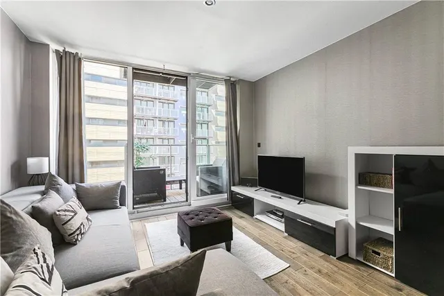 Queenstown Road, London, SW11, photo 2