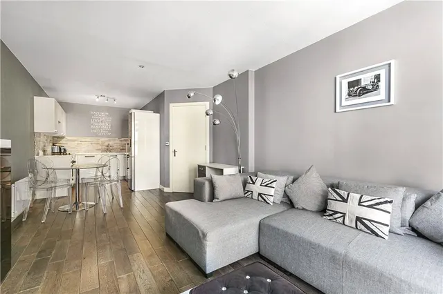 Queenstown Road, London, SW11, photo 3