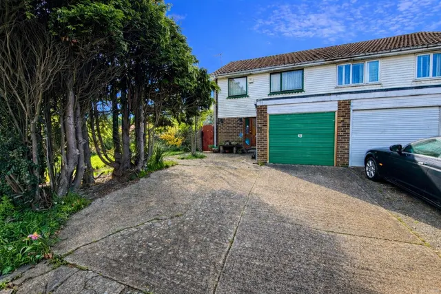 Lancing, BN15 8BL, photo 1