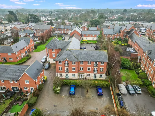 Photo 2 — 25 Gerard Gardens, Great Baddow, Chelmsford, Essex, CM2 9GD