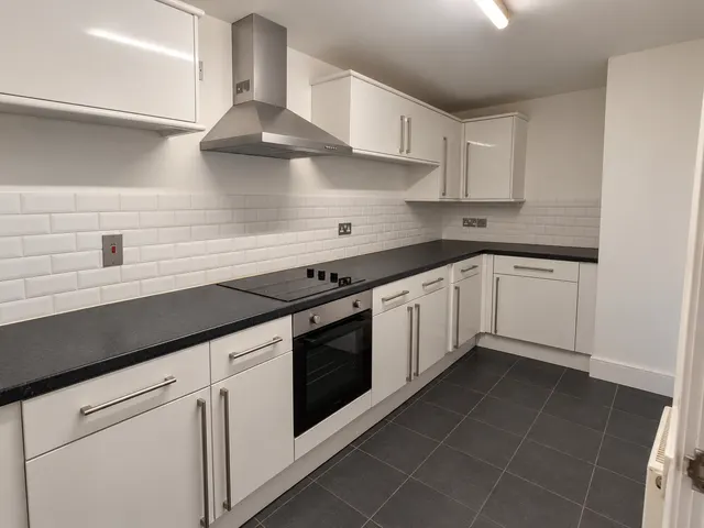 Portsmouth Road, Lee On The Solent, PO13, photo 2