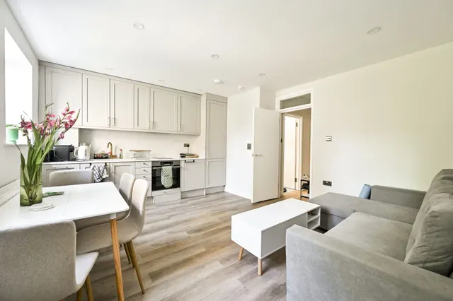 Photo 3 — Flat 19, 15 Nevern Road, London