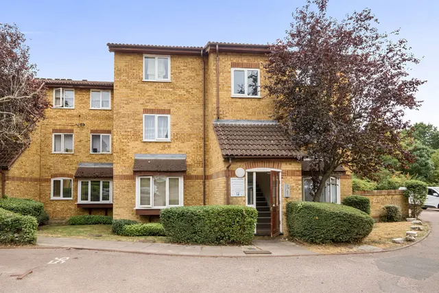 59 Greenway Close, London, photo 1