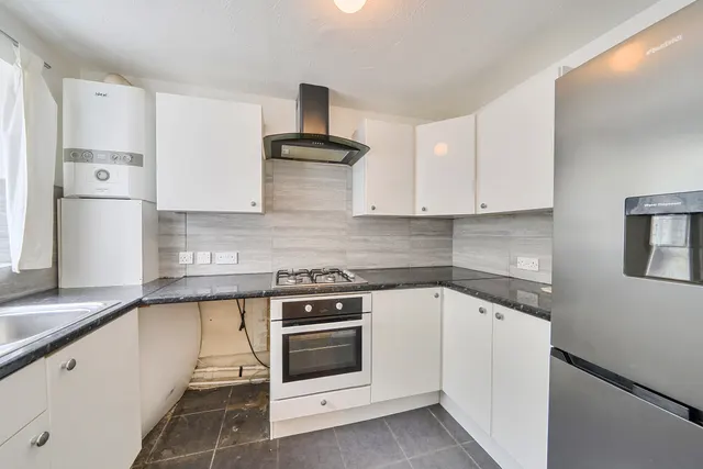 Photo 3 — 59 Greenway Close, London