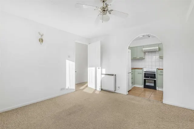 Cotswold Way, Worcester Park, Surrey KT4 8HD, photo 1