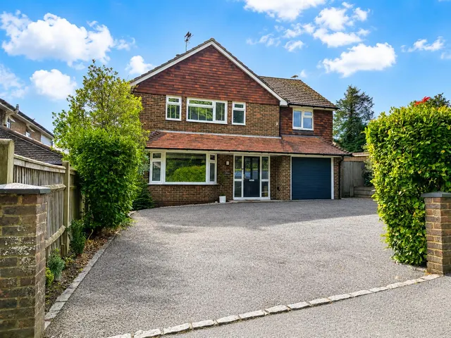 Lewes Road, Ridgewood, Uckfield, TN22 5SN, photo 1