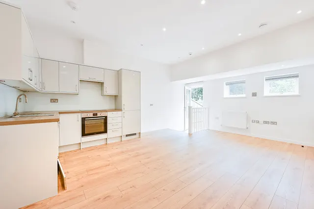 Photo 3 — Flat 6, 37 Eaton Rise, Ealing