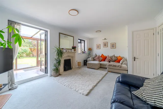 Photo 2 — Gray Close, Warsash