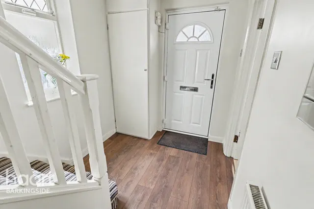 Basildon Avenue, Clayhall, IG5, photo 2