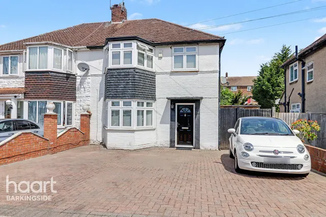 Basildon Avenue, Clayhall, IG5, photo 1