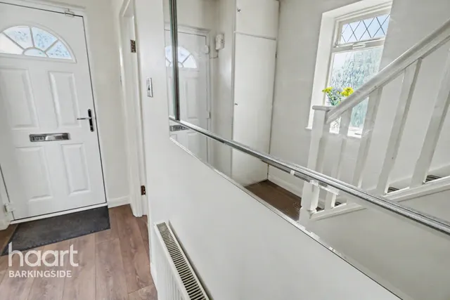 Basildon Avenue, Clayhall, IG5, photo 3