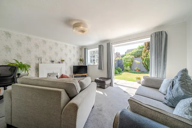 Myrtle Close, DA8, photo 1
