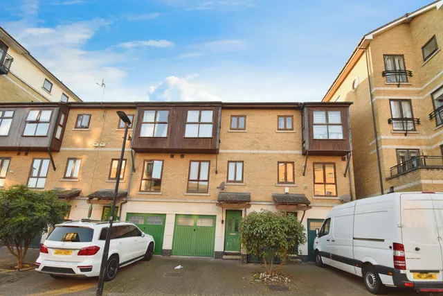 Hardy Avenue, London, E16, photo 1