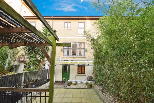 Hardy Avenue, London, E16, photo 2