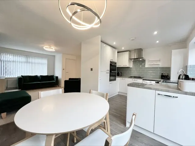 Ribble Drive, Bury, BL9, photo 2
