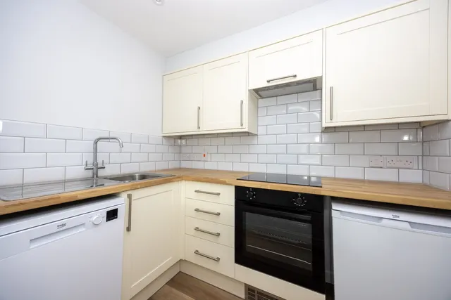 Lawrence Close, Burpham, GU4, photo 2