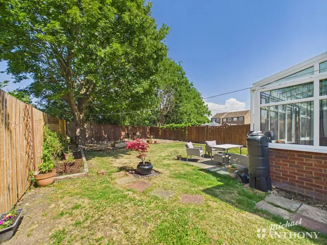 Photo 3 — Hughenden Green, Aylesbury, HP21 9EB