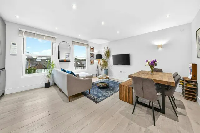 2 bedroom flat, Garratt Lane, London, SW18