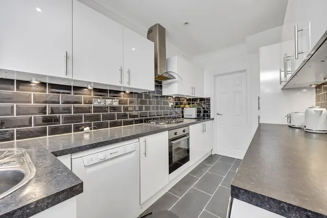 Photo 3 — Hayden Way, Romford, Collier Row, RM5 3DA
