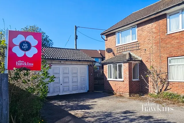 1 bedroom flat, Clarendon Drive, Royal Wootton Bassett, SN4
