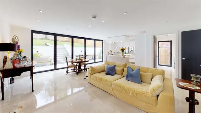 Photo 3 — Goldings Road, Loughton