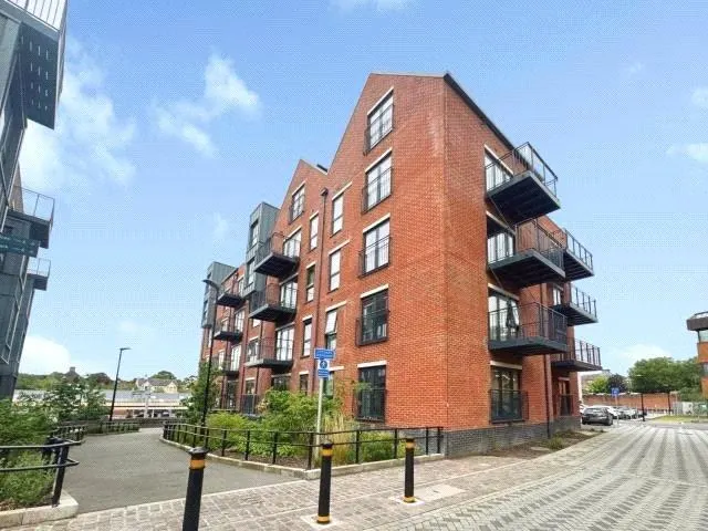 Station Approach, Newbury, RG14, photo 3