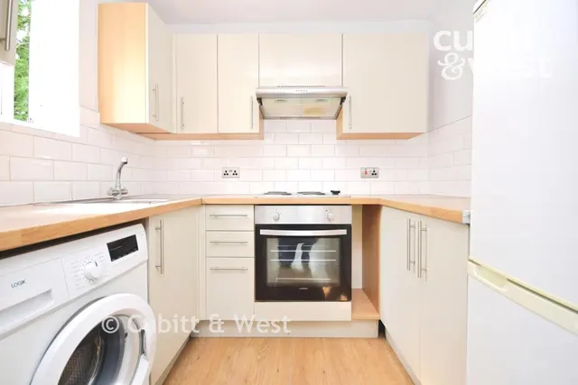 Vicarage Lane, Horley, RH6, photo 2