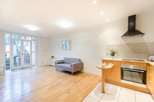 Photo 3 — 46c Penywern Road, London
