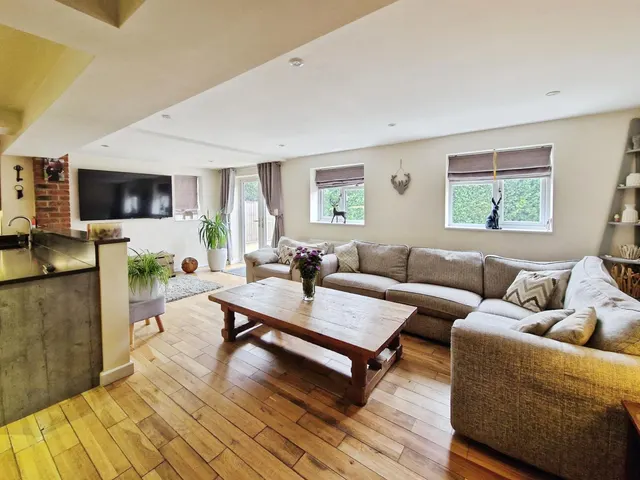 St. Marys Drive, Dunsville, DN7, photo 2
