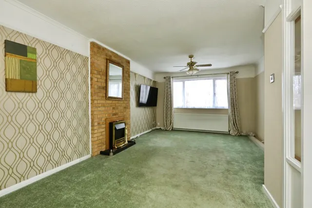 Photo 3 — Lindrick Drive, Armthorpe, Doncaster