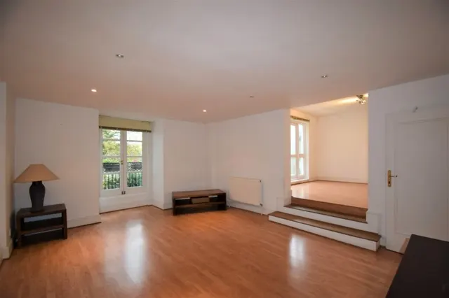 Chiswick High Road, W4, photo 2