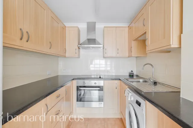 Ashley Avenue, Epsom, KT18, photo 3
