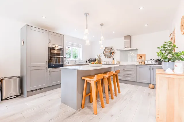 Spacious Bespoke Detached Bungalow in, photo 2