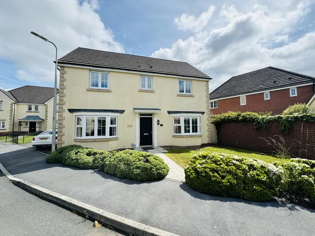 Llwyn Yr Eos, Carmarthen, SA31, photo 1