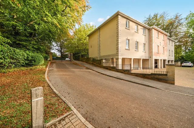 Queens Gate, Winchester, SO22, photo 1