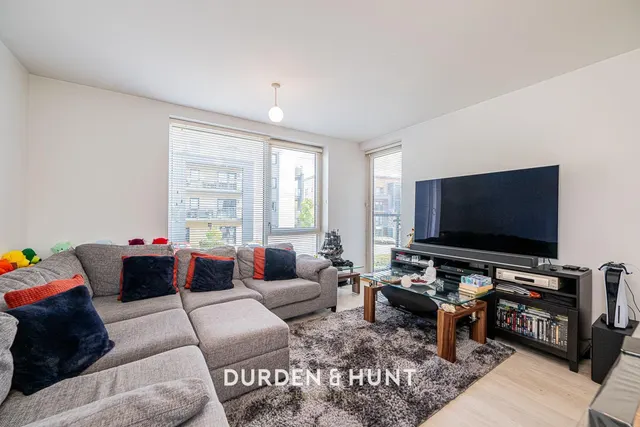Larch Place, Violet Court, RM3, photo 2