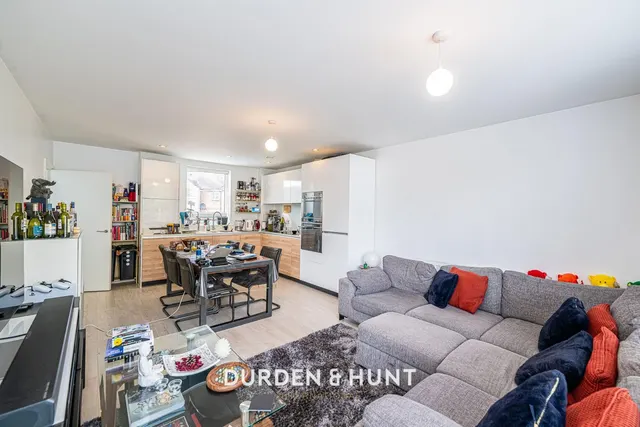 Larch Place, Violet Court, RM3, photo 3