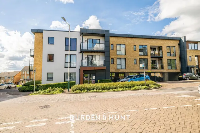Larch Place, Violet Court, RM3, photo 1