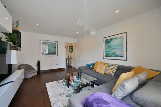 295d, Hermitage Road, LONDON, photo 1
