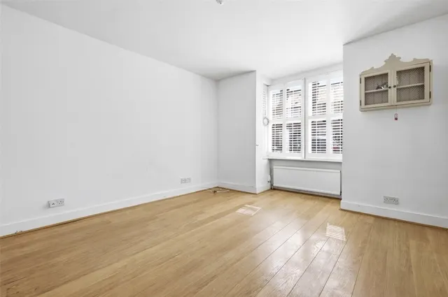 with 3 bedrooms in Theydon Bois, Epping, CM16, photo 2