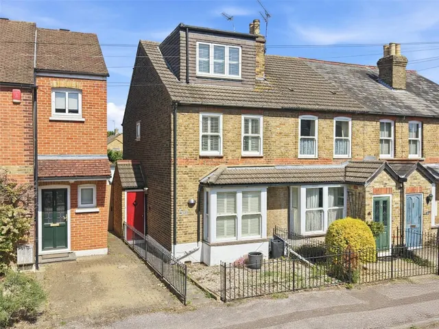 with 3 bedrooms in Theydon Bois, Epping, CM16, photo 1