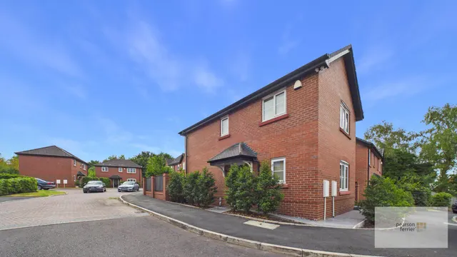 Lowes Road, Bury, BL9 6PJ, photo 1