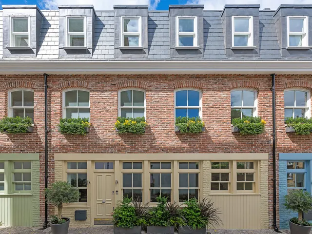 Lexham Mews, London, W8, photo 1