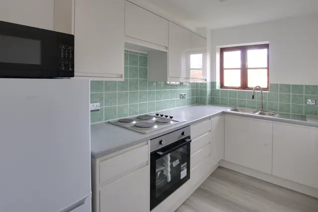 Photo 3 — Flat 6, Crittenden Lodge Pond Cottage Lane, West Wickham, BR4 0QD