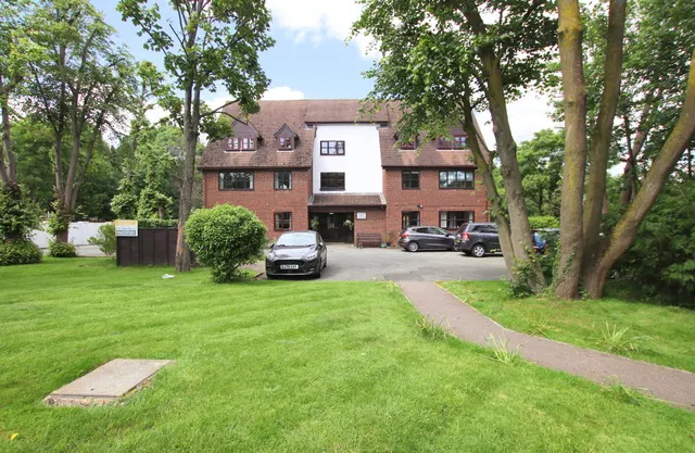 Flat 6, Crittenden Lodge Pond Cottage Lane, West Wickham, BR4 0QD, photo 1