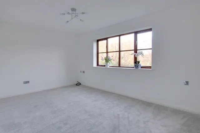 Photo 2 — Flat 6, Crittenden Lodge Pond Cottage Lane, West Wickham, BR4 0QD