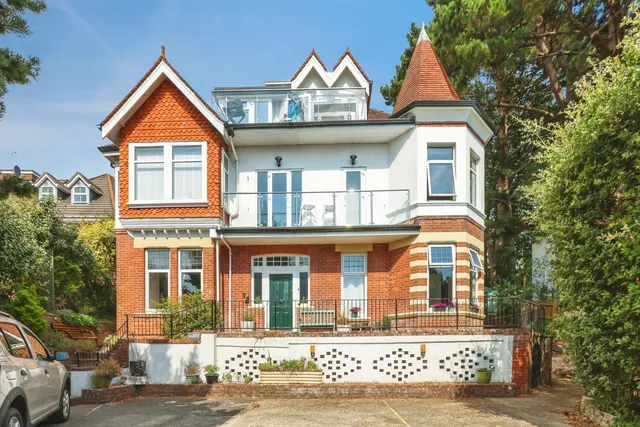 2 bedroom flat, Powell Road, Ashley Cross, BH14